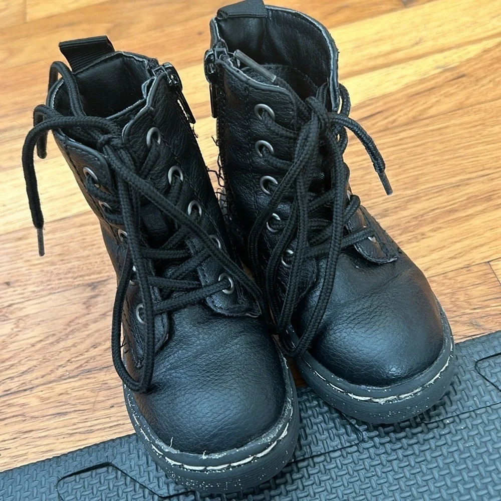 Sincerly Jules Toddler Black Combat Lace Boots - Glitter Sole Size 6